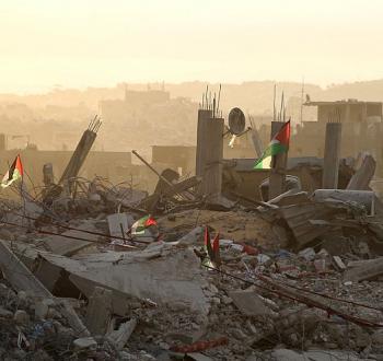 رفع أعلام فلسطين فوق الدمار في غزة.jpg