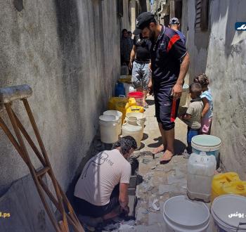 فلسطينيون يبحثون عن المياه من حفر بدائية في خان يونس جنوب قطاع غزة2.jpg