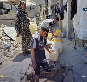 فلسطينيون يبحثون عن المياه من حفر بدائية في خان يونس جنوب قطاع غزة