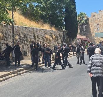 الاحتلال يعتدي على جنازة شاب في القدس