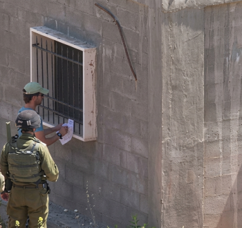 قوات الاحتلال تُعلق إخطار هدم على منزل فلسطيني.png