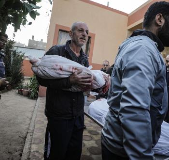 مسن فلسطيني يشيع حفيده الشهيد في خان يونس.jpg