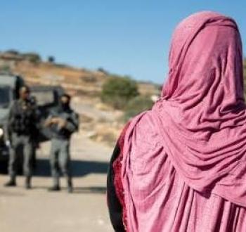 سيدة فلسطينية تمنع من الوصول لمنزلها.jpg
