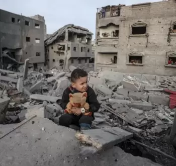 طفل فلسطيني وسط الدمار في غزة.webp