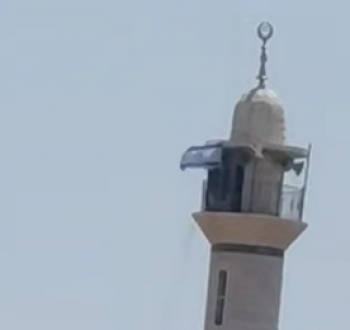 الاحتلال يرفع علمه فوق مئذنة مسجد بمخيم 