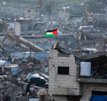 رفع علم فلسطين فوق أنقاض غزة