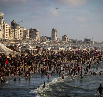 آلاف المصطافين على بحر غزة الملوث