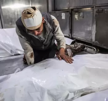 مُصاب يودع عائلته بعد مجزرة في قطاع غزة