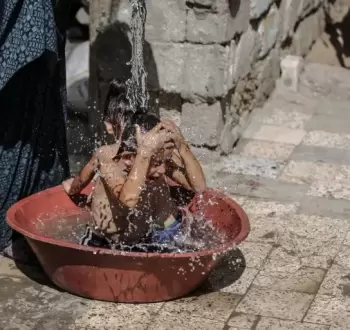 فلسطينية تُنعش الأجواء قليلا على أطفالها.webp