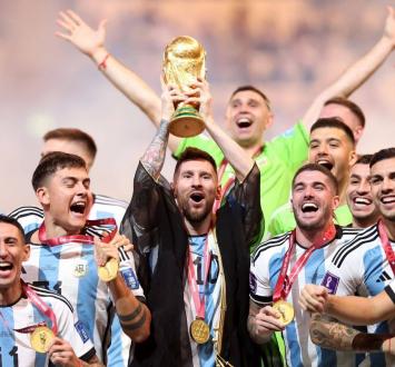 الأرجنتين ترفع كأس العالم للمرة الثالثة