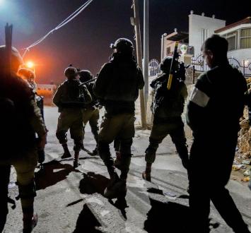 الاحتلال يعتقل فلسطينيا - أرشيفية