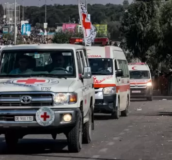 سيارة للصليب الأحمر أثناء مرافقتها لسيارات إسعاف فلسطينية تنقل جرحى من غزة باتجاه مصر