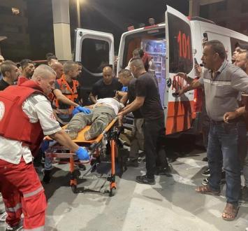طواقم الهلال الأحمر تنقل إصابة برصاص الاحتلال.jpeg