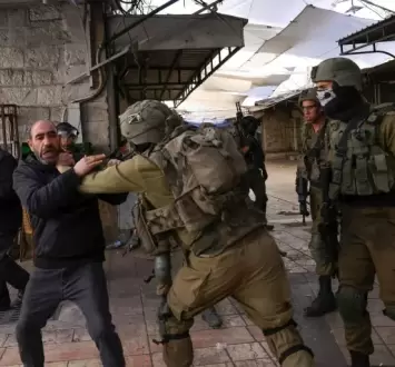 جنود الاحتلال يعتدون على مواطن فلسطيني في الضفة المحتلة