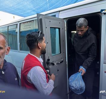 وصول خمسة أسرى فلسطينيين إلى مستشفى شهداء الأقصى في دير البلح وسط قطاع غزة5.jpg