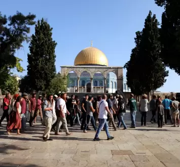 مستوطنون قبالة قبة الصخرة.webp
