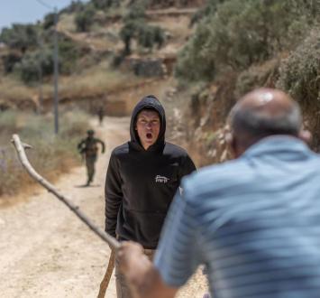 مستوطن يهاجم مسن فلسطيني