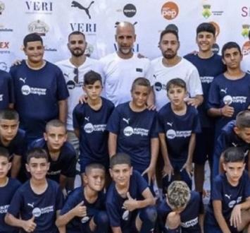 غوارديولا يستضيف 28 طفلاً فلسطينياً في معسكره الصيفي