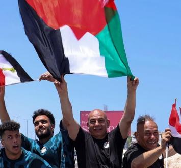 علم فلسطين يتصدر احتفالات استقبال المنتخب المصري