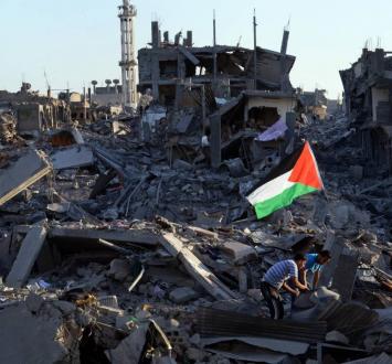 رفع علم فلسطين وسط الدمار في غزة