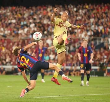 برشلونة يتوج بكأس خوان جامبر 