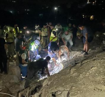 عمليات البحث بين أنقاض المباني المستهدفة بقصف الاحتلال في جنوب لبنان