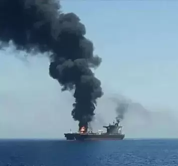 حريق في ناقلة نفط