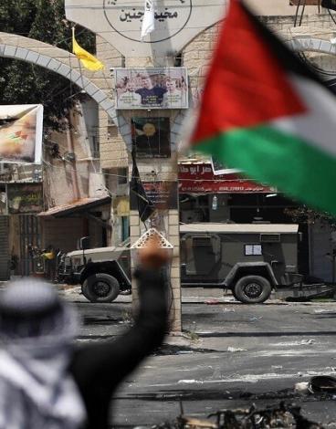 رفع علم فلسطين أمام مخيم جنين.jpg