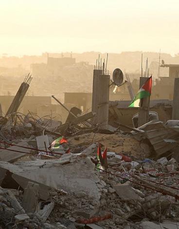 رفع أعلام فلسطين فوق الدمار في غزة.jpg
