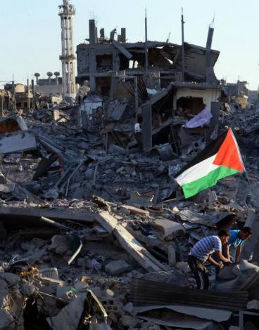 رفع علم فلسطين وسط الدمار في غزة.jpg