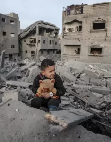 طفل فلسطيني وسط الدمار في غزة.webp