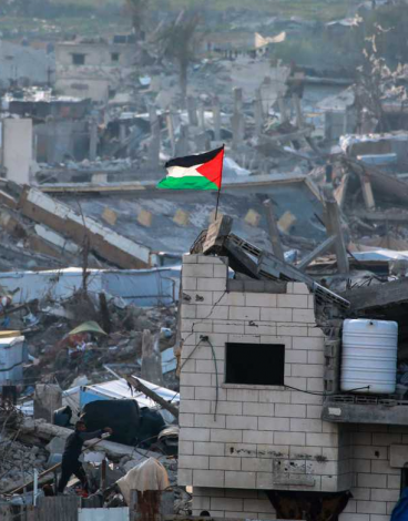 رفع علم فلسطين فوق أنقاض غزة
