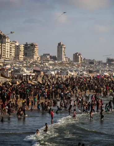 آلاف المصطافين على بحر غزة الملوث.jpg