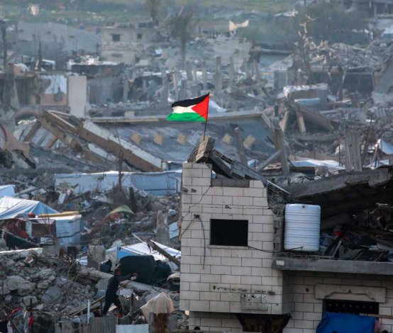 رفع علم فلسطين فوق أنقاض غزة