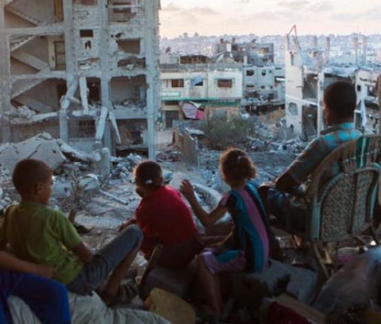 عائلة فلسطينية على أنقاض منزلها بغزة