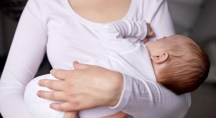 فوائد تجنيها الأم من الرضاعة الطبيعية