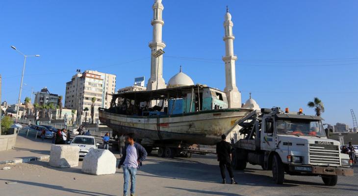 الاحتلال يسلم قوارب ومعدات صادرها قبل سنوات