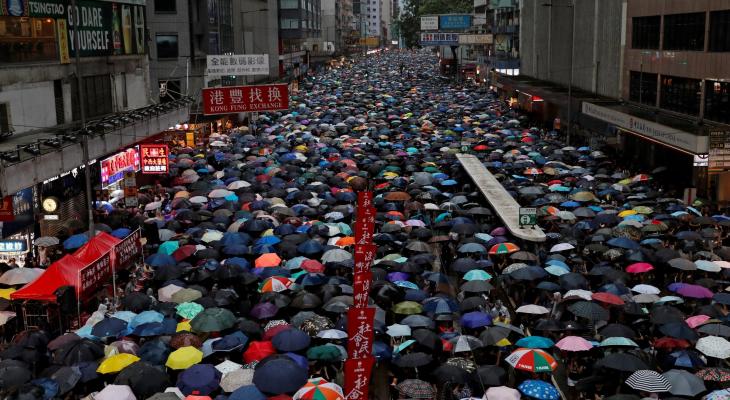 أكثر من 100 ألف يتظاهرون بهونغ كونغ
