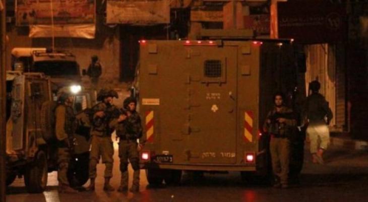 الاحتلال يعتقل طفلا ويصيب العشرات بالاختناق في الخليل