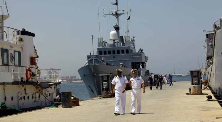1068024-لانش-البحرية-الليبية-يرسو-أمام-السفينة-الإيطالية.jpg