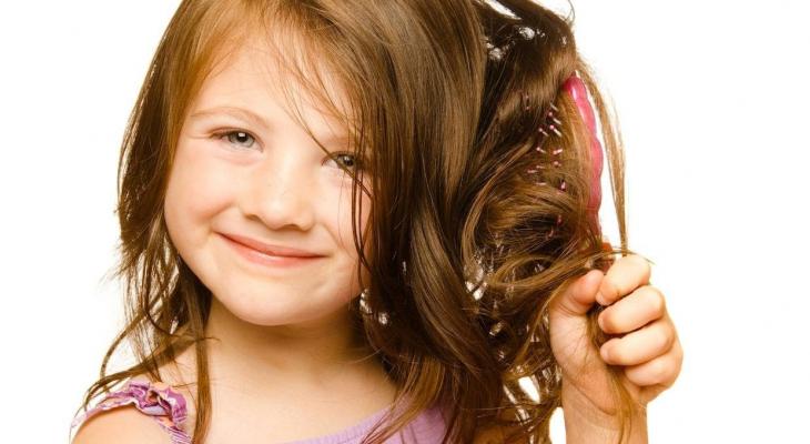 طرق طبيعية لفرد شعر الأطفال.jpg