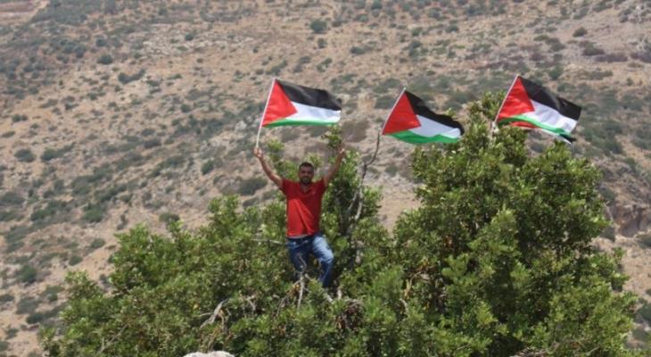 مزارعون فلسطينيون يطلقون حملة شعبية لحماية الأراضي  من الإستيطان في قراوة بني حسان جنوب نابلس بالضفة الغربية