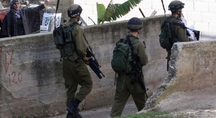 قوات الاحتلال الاسرائيلي خلال اقتحامها لأحد القرى الفلسطينية