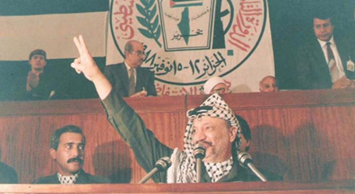 الرئيس الفلسطيني الراحل ياسر عرفات لحظة إعلان الاستقلال