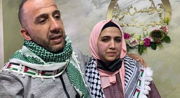 الأسير مالك بكيرات مع ابنته لينا في أول لقاء لهما بعد 19 عاما
