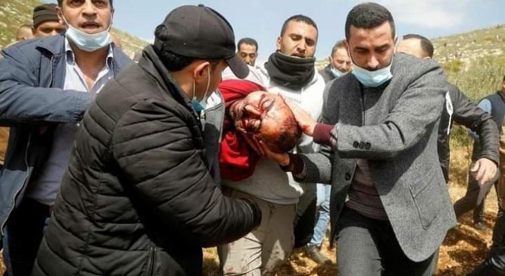 فلسطينيون يحملون جثمان الشهيد عاطف حنايشة بعد إصابته بالرصاص
