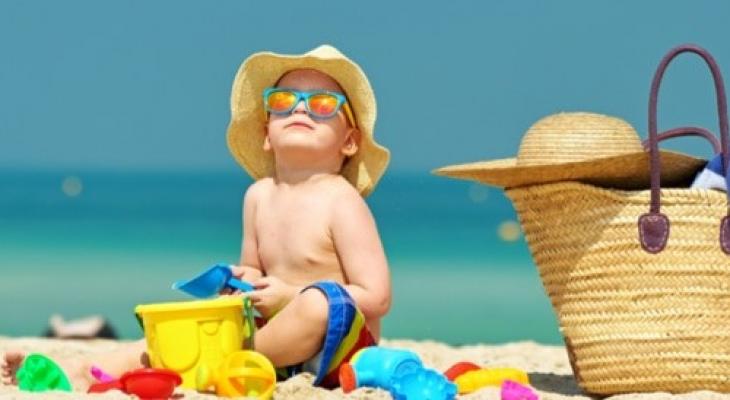 كيف تحمين طفلك من أشعة الشمس؟