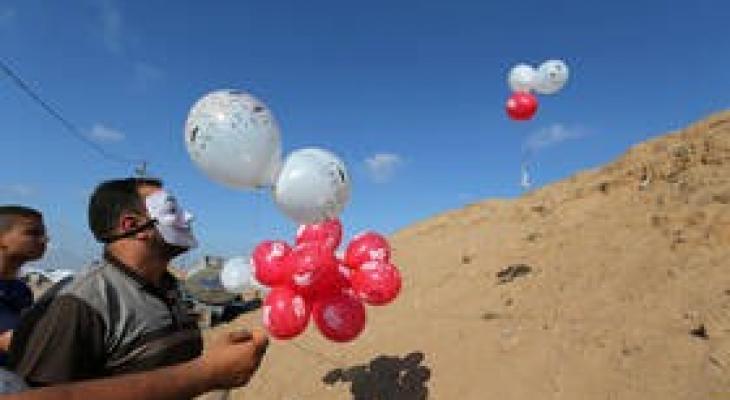 نشطاء بغزة يطلقون بالونات تحمل صور الأسرى الفارين