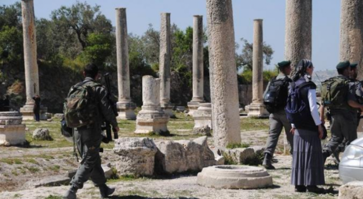 مستوطنون يقتحمون المنطقة الأثرية في سبسطية