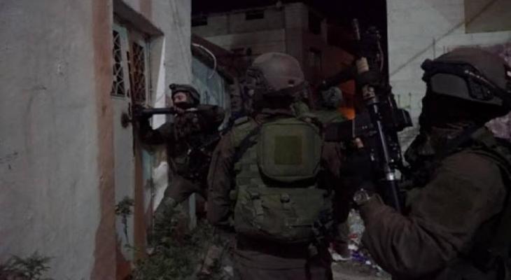 صورة أرشيفية لاقتحام الاحتلال منزلا في الضفة الغربية